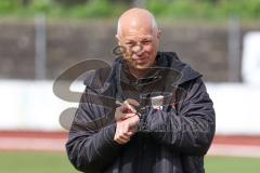 2. Frauen-Bundesliga - Saison 2021/2022 - FC Ingolstadt 04 - SV Henstedt-Ulzburg - Thorsten Splieth Co-Trainer (FCI)sieht auf die Uhr - Foto: Meyer Jürgen