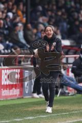3. Liga; SC Verl - FC Ingolstadt 04; an der Seitenlinie, Spielerbank schreit Cheftrainerin Sabrina Wittmann (FCI) klatscht