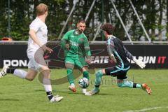 Bezirksliga - Saison 2024/25 - FC Gerolfing - SV Waldeck-München - Florian Grosz (Nr.7 - FC Gerolfing) - Fabian Fahr Torwart Waldeck - Foto: Meyer Jürgen
