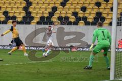 3. Liga - Dynamo Dresden - FC Ingolstadt 04 - Peter Kurzweg (16, FCI) Torwart Kevin Broll (1 Dresden)