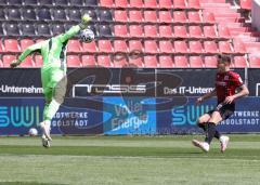 3. Liga - FC Ingolstadt 04 - 1. FC Saarbrücken - Dennis Eckert Ayensa (7, FCI) scheitert an Torwart Batz Daniel (1 SB)