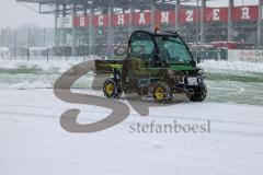 2023_12_1 - - Saison 2023/24 - Schnee auf dem Fussballplatz - ASP - Audi Sport Park - Platz ist gesperrt - Schild platz ist gesperrt Schnee Tor Spielabsage Schnee schippen Traktor Greenkeeper - Foto: Meyer Jürgen