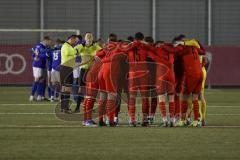 Bayernliga Süd - FC Ingolstadt 04 II - FC Ismaning - Die Spieler bilden einen Kreis vor dem Spiel - Foto: Jürgen Meyer