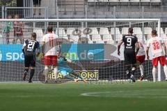 3. Liga; Rot-Weiss Essen - FC Ingolstadt 04; Elfmeter 1:0 Bastians Felix (4 RW) trifft gegen Torwart Marius Funk (1, FCI)