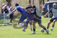 Kreisliga - Saison 2024/25- SV Menning - TSV Ober/Unterhaunstadt-  - Maximilian Lex blau Menning - Ramazan Kurnaz grau Ober/Haunstadt - Foto: Meyer Jürgen