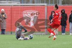 2. Bundesliga Frauen - Saison 2023/24 - FC Ingolstadt 04 Frauen - FC Carl Zeiss Jena - Katharina Krist (Nr.14 - FCI) mit einer Torchance - Janning Jasmin Torwart Jena - Foto: Meyer Jürgen