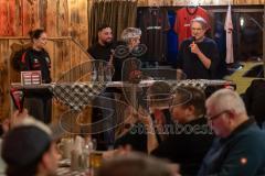 3. Liga; FC Ingolstadt 04 - Fantreffen im Sport-Treff Senners Alm, volles Haus; Interview Stadionsprecher Italo Mele mit Geschäftsführers Dietmar Beiersdorfer (FCI Sport Kommunikation) und links Cheftrainerin Sabrina Wittmann (FCI)