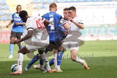 3. Liga; Arminia Bielefeld - FC Ingolstadt 04; Zweikampf Kampf um den Ball Bryang Kayo (48, FCI) Felix Keidel (43, FCI) Oppie Louis (44 AB)