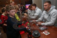 3.Liga - Saison 2022/2023 - FC Ingolstadt 04 -  - Fantreffen im Sporttreff - Maximilian  Dittgen (Nr.10 - FCI) mit Fans und gibt Autogramme - Calvin Brackelmann (Nr.17 - FCI) - Foto: Markus Banai