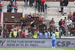 2.BL; FC St. Pauli - FC Ingolstadt 04, FCI Fans diskutieren mit den Spielern nach dem Spiel, Torwart Fabijan Buntic (24, FCI) Dennis Eckert Ayensa (7, FCI) Nassim Boujellab (8, FCI) Rico Preißinger (6, FCI) Hawkins Jaren (20 FCI)