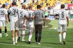 2.BL; Dynamo Dresden - FC Ingolstadt 04, FCI geht enttäuscht mit Cheftrainer Roberto Pätzold (FCI) vom Platz