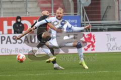 2.BL; FC Ingolstadt 04 - Karlsruher SC; Zweikampf Kampf um den Ball Nico Antonitsch (5, FCI) Hofmann Philipp (33 KSC)