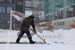 2023_12_1 - - Saison 2023/24 - Schnee auf dem Fussballplatz - ASP - Audi Sport Park - Platz ist gesperrt - Schild platz ist gesperrt Schnee Tor Spielabsage Schnee schippen Traktor Greenkeeper - Foto: Meyer Jürgen