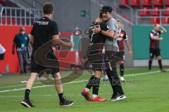 DFB Pokal; FC Ingolstadt 04 - Erzgebirge Aue; Jubel Sieg 2:1, Cheftrainer Roberto Pätzold (FCI) mit Dennis Eckert Ayensa (7, FCI)