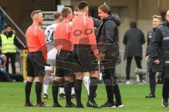 3. Liga; SC Verl - FC Ingolstadt 04; Niederlage, hängende Köpfe 2:1, Cheftrainer Rüdiger Rehm (FCI) bei den schiedsrichtern