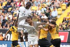 3. Liga; SG Dynamo Dresden - FC Ingolstadt 04; Kopfball Zweikampf Kampf um den Ball Daouda Beleme (9, FCI) Pascal Testroet (37, FCI) Lemmer Jakob (10 DD)