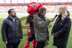 3. Liga; FC Ingolstadt 04 - MSV Duisburg; Stadionsprecher Italo Mele Interview Kaufmännischer Leiter Florian Günzler und Oberregierungsrätin Kathrin Lesiak