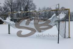 2023_12_1 - - Saison 2023/24 - Schnee auf dem Fussballplatz - SV Haunwöhr - Platz ist gesperrt - Schild platz ist gesperrt Schnee Tor Spielabsage Schnee - Foto: Meyer Jürgen