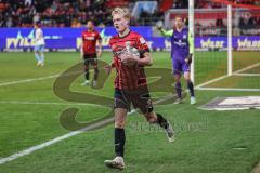 3. Liga; FC Ingolstadt 04 - TSV 1860 München; Eckball Ecke Tobias Bech (11, FCI) holt den Ball