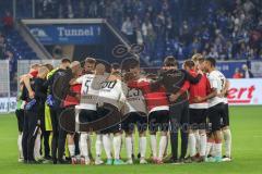 2.BL; FC Schalke 04 - FC Ingolstadt 04; Spiel ist aus, 3:0 Niederlage, die Schanzer machen einen Kreis Besprechung, links Cheftrainer André Schubert (FCI) mit deutlichen Worten an die Spieler