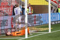3. Liga; FC Ingolstadt 04 - SC Verl; Tobias Bech (11, FCI) Torchance verpasst, Torwart Wiesner Tim (38 Verl) am Boden zufrieden