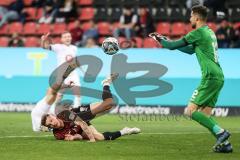 3. Liga; FC Ingolstadt 04 - SV Waldhof Mannheim; scheitert vor dem Torwart Hanin Omer (12 SVWM) Julian Kügel (31, FCI)