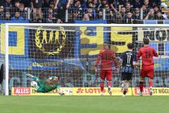 3. Liga; 1. FC Saarbrücken - FC Ingolstadt 04; Torwart Kai Eisele (25, FCI) hält den Schuß, Jonas Scholz (15, FCI) Multhaup Maurice (11 FCS) Max Besuschkow (17, FCI)