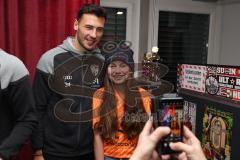 2024_1_16 - 3. Liga - Saison 2023/24 - Fantreffen - FC Ingolstadt 04 -  - beim Selfie machen mit einem Fan - Lukas Fröde (Nr.34 - FC Ingolstadt 04) - Foto: Meyer Jürgen