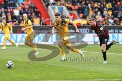 3. Liga; FC Ingolstadt 04 - SG Dynamo Dresden; Spurt zum Ball, Jannik Mause (7, FCI) Lewald Jakob (31 DD)