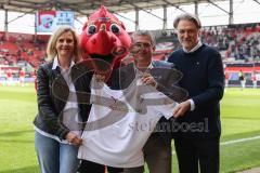 3. Liga; FC Ingolstadt 04 - SC Verl; Schanzengeber Inklusionstag, Audi Frau Dr. Röding Schanzi Sponsor Prosis Ivan Wyberal und Geschäftsführers Dietmar Beiersdorfer (FCI Sport Kommunikation) Sondertrikot