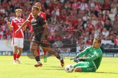 3. Liga - Saison 2025/26 - Energie Cottbus - FC Ingolstadt 04  - Marcel Costly (Nr.22 - FC Ingolstadt 04) - Nyamekye Awortwie-Grant (Nr.23 - FC Energie Cottbus) - Torwart Alexander Sebald (Nr.1 - FC Energie Cottbus)Foto: Meyer Jürgen