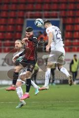 3. Liga; FC Ingolstadt 04 - Erzgebirge Aue; Felix Keidel (43, FCI) Rosenlöcher Linus (29 Aue) Thiel Maximilian (30 Aue) Zweikampf Kampf um den Ball