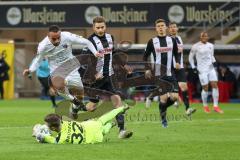 3. Liga - SC Verl - FC Ingolstadt 04 - Fatih Kaya (9, FCI) zu spät, Torwart Brüseke Robin (32 Verl) hält, Ritzka Lars (21 Verl) Jürgensen Lasse (19 Verl)