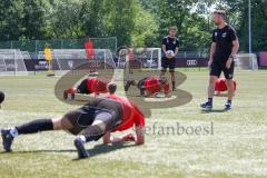 Bayernliga Süd - Saison 2022/2023 - FC Ingolstadt 04 II -  Trainingsauftakt - Maximilian Habereder Athletiktrainer gibt Anweisungen und Käs Alexander Trainer FCI sieht zu - Foto: Meyer Jürgen