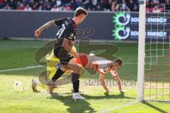 3. Liga; SSV Jahn Regensburg - FC Ingolstadt 04; Torschuß knapp vorbei Torwart Gebhardt Felix (1 Jahn) Saller Benedikt (6 Jahn) verhindern Julian Kügel (31, FCI)