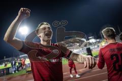 3. Liga; SSV Ulm - FC Ingolstadt 04; Spiel ist aus, Sieg 1:3 Spieler bedanken sich bei den Fans Torschütze Jasper Maljojoki (23, FCI) lässt sich feiern