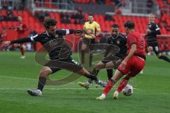 3. Liga - Saison 2025/26 - FC Ingolstadt 04 - Rot-Weiss Essen - Yann Sturm (Nr.7 - FC Ingolstadt 04) wird gefoult und es gibt Elfmeter - Jose Enrique Alonso (Nr.23 - Rot-Weiss Essen) - Ramien Safi (Nr.7 - Rot-Weiss Essen) - Foto: Meyer Jürgen