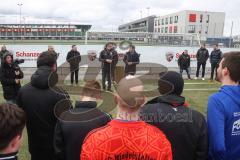 AUDI - Schanzer Amateur Cup 2023 - Finale - TSV Hohenwart - FC Mindelstetten - 5:3 - Geschäftsführer Sport und Kommunikation Dietmar Beiersdorfer (FCI) und Andreas Zelzer (Audi) bei der Siegerehrung -.Foto: Meyer Jürgen