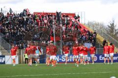 3. Liga; SSV Ulm 1846 - FC Ingolstadt 04; das Team bedankt sich bei den mitgereisten Fans Fan Fankurve Banner Fahnen Spruchband