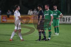 Kreisliga - Saison 2023/24 - Relegation zur BZL - FC Gerolfing - SV Aschau - Tumult nach dem 1:2 Treffer - Ein verletzter Gerolfinger Spieler am Boden und Aschau spielte weiter und schoß ein Tor - Der Schiedsrichter redet mit beiden Kapitänen - XXXXX - Fo