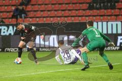 2.BL; FC Ingolstadt 04 - Erzgebirge Aue; Thomas Keller (27, FCI) Gonther Sören (26 Aue) Torwart Männel Martin (1 Aue) Tor Chance vergeben