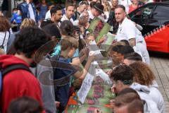 3. Liga; FC Ingolstadt 04 - offizielle Mannschaftsvorstellung auf dem Ingolstädter Stadtfest, Rathausplatz; Autogrammstunde für die Fans, Andrang Poster, Patrick Schmidt (9, FCI)