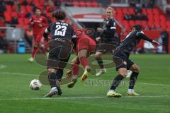 3. Liga - Saison 2025/26 - FC Ingolstadt 04 - Rot-Weiss Essen - Yann Sturm (Nr.7 - FC Ingolstadt 04) wird gefoult und es gibt Elfmeter - Jose Enrique Alonso (Nr.23 - Rot-Weiss Essen) - Ramien Safi (Nr.7 - Rot-Weiss Essen) - Foto: Meyer Jürgen