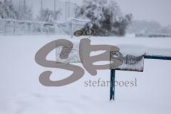 2023_12_2 - - Saison 2023/24 - Schnee auf dem Fussballplatz - SV Hundszell - XXXXX - XXXXX - Schild platz ist gesperrt Schnee Spielabsage Foto: Meyer Jürgen