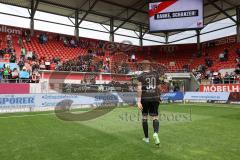 2.BL; FC Ingolstadt 04 - FC Hansa Rostock; Spiel ist aus, 0:0 unentschieden, das Team verabschiedet sich im letzten Heimspiel von den Fans, Banner mit Trikots, Stefan Kutschke (30, FCI) verschenkt sein Trikot