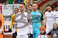 3. Liga; SpVgg Bayreuth - FC Ingolstadt 04; Einmarsch Tobias Schröck (21, FCI) Torwart Marius Funk (1, FCI)