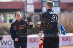 Toto-Pokal; FV Illertissen - FC Ingolstadt 04; Cheftrainerin Sabrina Wittmann (FCI) und Daniel Haubner (49, FCI) Klatschen ab