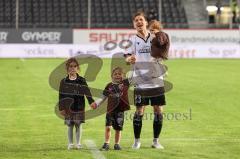 2.BL; SV Sandhausen - FC Ingolstadt 04 - Spiel ist aus Danke Sieg 0:2, Feiern mit den Fans Fankurve, Ex-Spieler Denis Linsmayer (23, FCI) bedankt sich bei den Sandhausener Fans im Trikot mit seinen Kindern