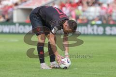 3. Liga - Saison 2025/26 - Energie Cottbus - FC Ingolstadt 04  - Max Besuschkow (Nr.17 - FC Ingolstadt 04) legt sich den Ball zurecht beim Freistoß - XXXXX - Foto: Meyer Jürgen