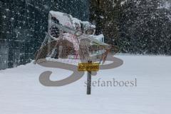 2023_12_1 - - Saison 2023/24 - Schnee auf dem Fussballplatz - SV Zuchering - Platz ist gesperrt - Schild platz ist gesperrt Schnee Tor Spielabsage Schnee - Foto: Meyer Jürgen